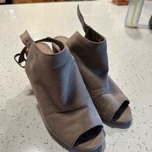 🎉3/$20!! CL by Laundry Taupe Peep-Toe Heels